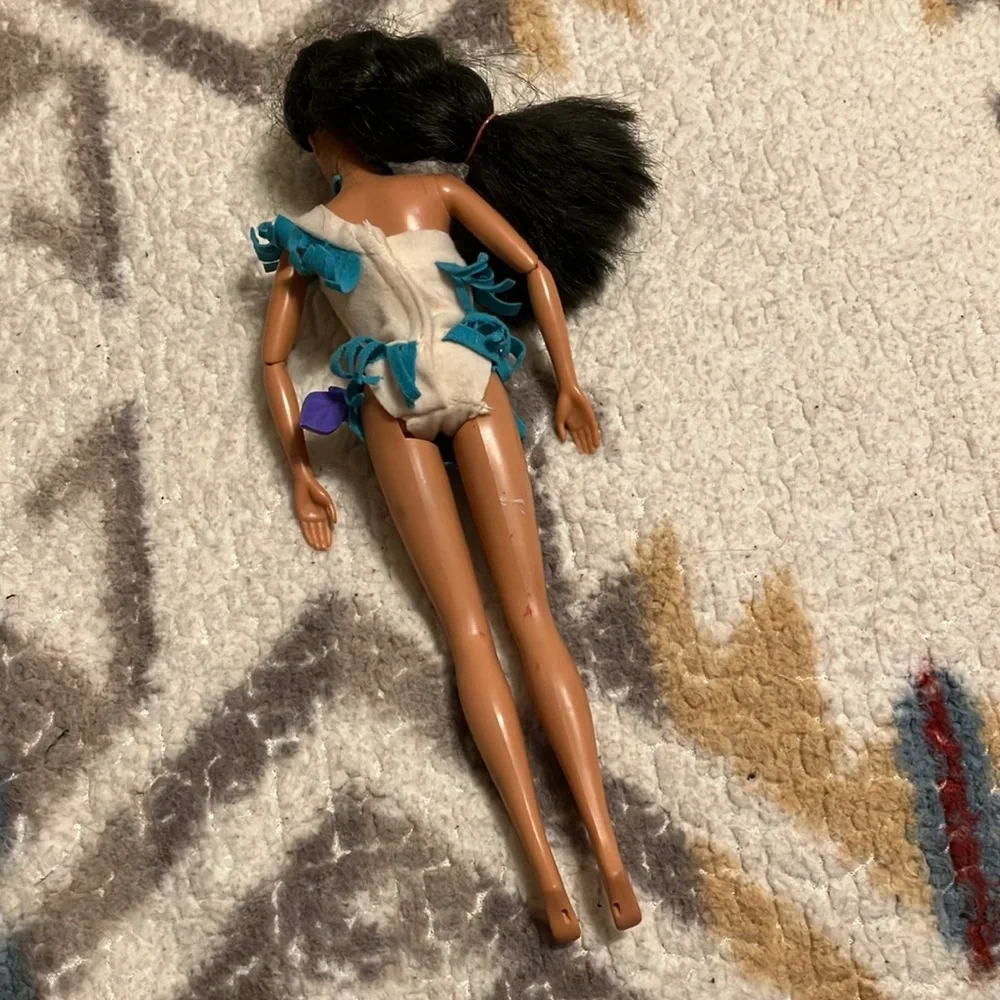 1991 Mattel Barbie doll wearing Pocahontas swimsuit costume clothing & necklace